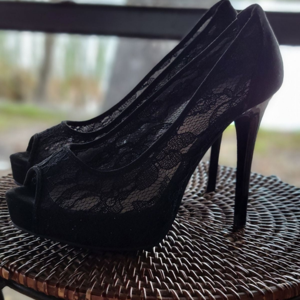 Woman's Sexy Lace Guess Heels Size 5